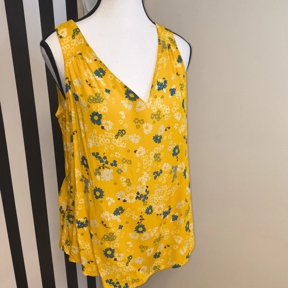 Old Navy Yellow Floral V-Neck Tank - Picture 3 of 4